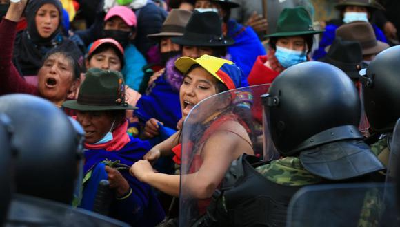 Manifestantes discuten con policías en Quito (Ecuador).