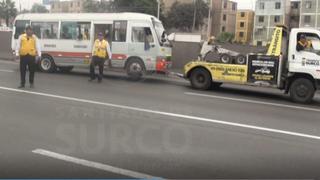 Surco: denuncian que tres inspectores fueron retenidos por chofer de cúster  | VIDEO