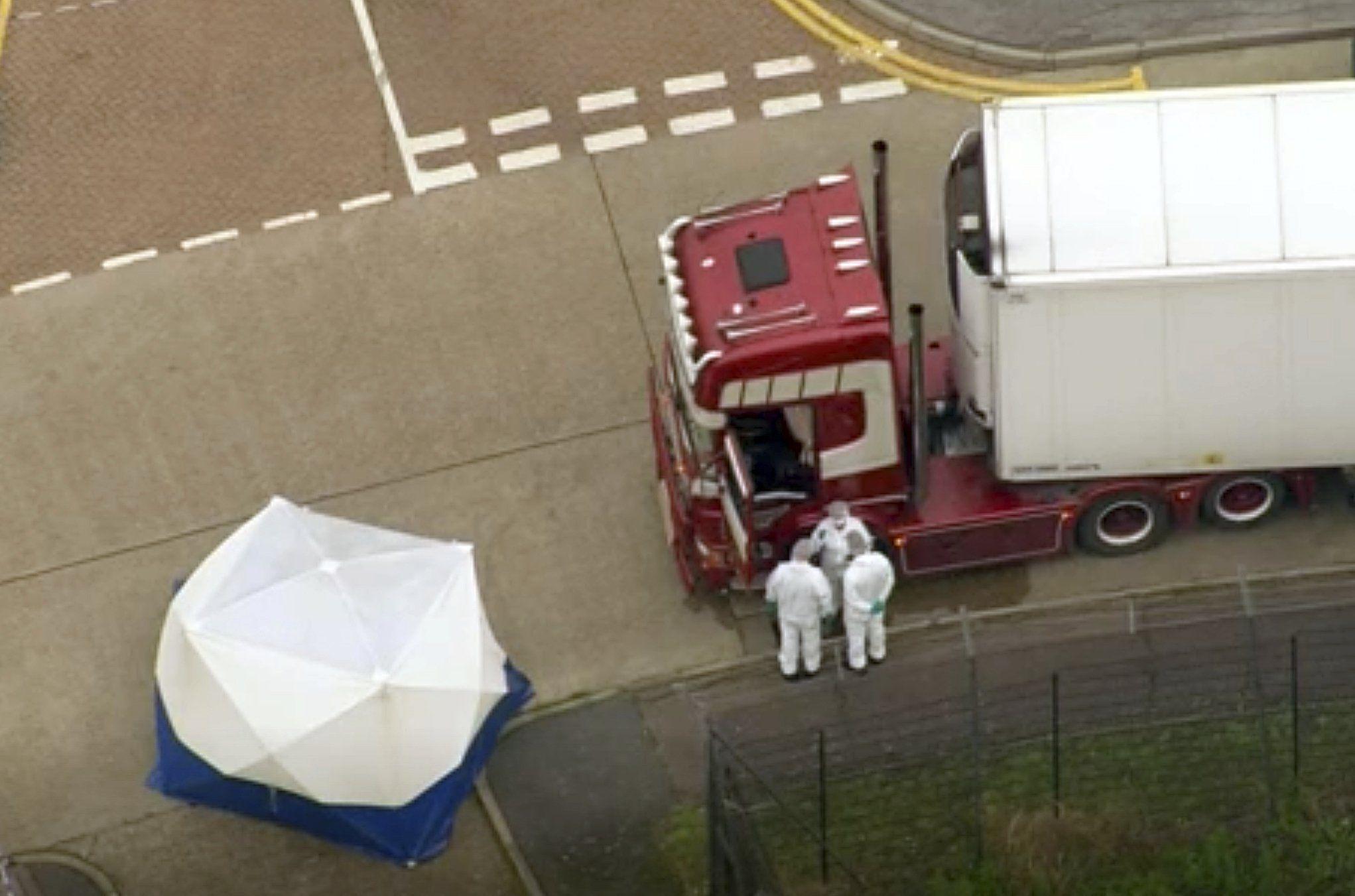 Un equipo forense trabaja en el lugar donde encontraron el camión con los 39 cadáveres. (UK Pool via AP).