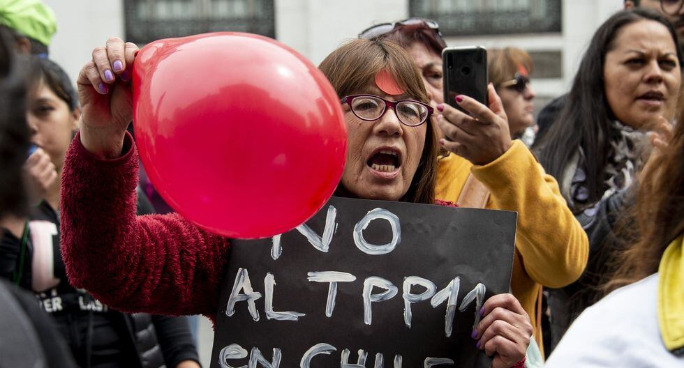 Tras congregarse ante las puertas de los Tribunales de Justicia, los asistentes rodearon la sede del Congreso de la capital chilena para hacer escuchar su voz a los parlamentarios que mañana debatirán sobre el proyecto para aumentar las pensiones. (AFP / AFP-Services / Martin BERNETTI).