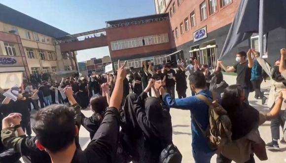 Esta captura de imagen de un video de UGC disponible el 15 de octubre de 2022 muestra a estudiantes iraníes cantando "Libertad" mientras se manifiestan en la Universidad de Ciencia y Cultura de Teherán. (Foto de AFP)