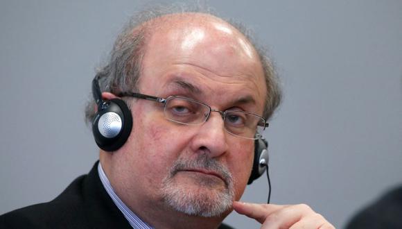 El autor Salman Rushdie escucha durante la conferencia de prensa inaugural de la feria del libro de Frankfurt, Alemania.