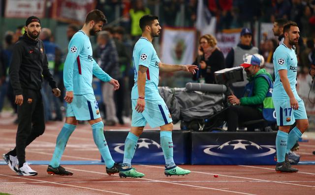 Suárez y Piqué abandonando el campo. (Foto: agencias)