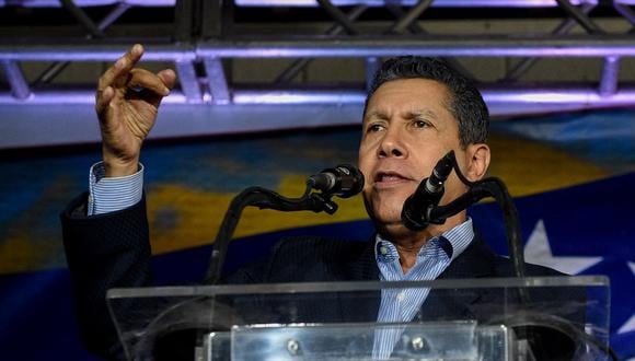 El candidato presidencial de la oposición venezolana, Henri Falcón, ofrece una conferencia de prensa en Caracas el 8 de mayo de 2018. (Foto de Federico PARRA / AFP)