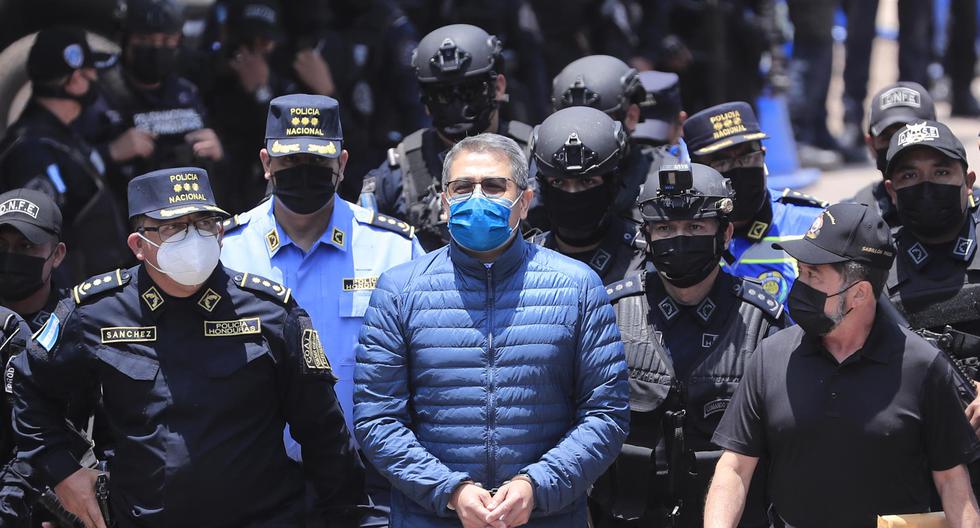 Policías custodian al expresidente de Honduras, Juan Orlando Hernández, rumbo a su extradición a Estados Unidos. (EFE/ Gustavo Amador).