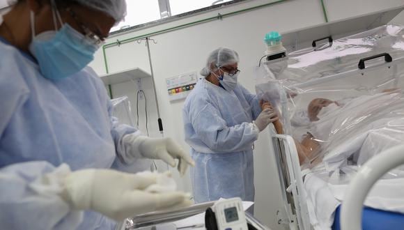 Médicos atienden pacientes de COVID.19 en un hospital de Manaus, Brasil. (Foto: MICHAEL DANTAS / AFP)