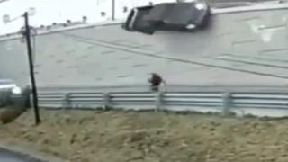 Se salva de morir aplastado por una camioneta que cayó de un puente en México | VIDEO