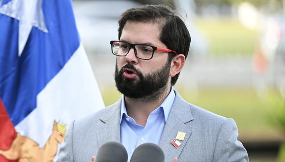 El presidente de Chile, Gabriel Boric, habla después de una reunión con otros líderes sudamericanos en el palacio de Itamaraty en Brasilia el 30 de mayo de 2023. (Foto por EVARISTO SA / AFP).