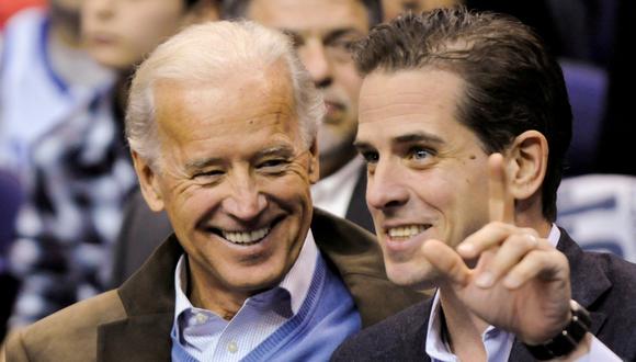 Joe Biden junto a su hijo Hunter en una imagen del 30 de enero del 2010. (REUTERS/Jonathan Ernst -/File Photo).