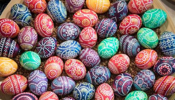 Los huevos representan la vida y el renacimiento, y la tradición de decorarlos se remonta a la Edad Media. (Getty Images)