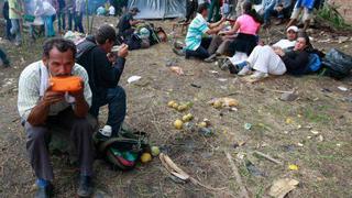 Más de mil peruanos siguen varados en carreteras de Colombia