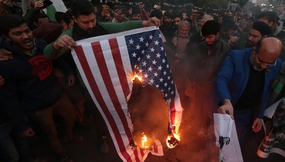 Manifestantes queman una bandera de Estados Unidos en Pakistán. (EFE/EPA/RAHAT DAR).