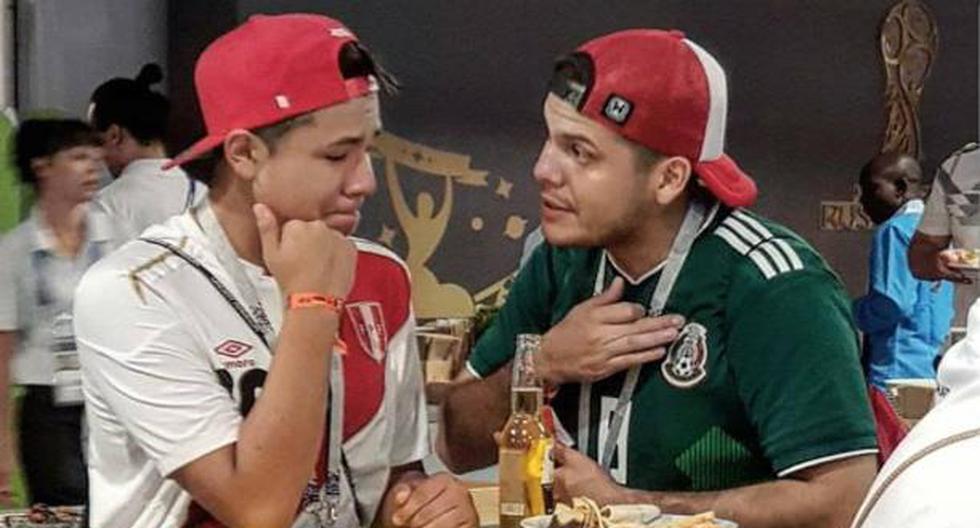 Mexicano consuela a peruano tras los primeros resultados en el debut mundialista | Foto: Instagram / @perudirector