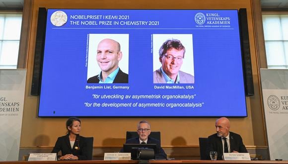 Miembros de la Real Academia Sueca de Ciencias y del Comité Nobel de Química anuncian a los ganadores del Premio Nobel de Química 2021 Benjamin List de Alemania y David MacMillan. (Foto: Jonathan NACKSTRAND / AFP)