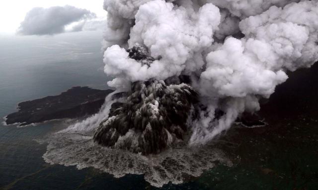 Tsunami en Indonesia: La enorme erupción del volcán Anak Krakatoa captada desde un avión. (Reuters).