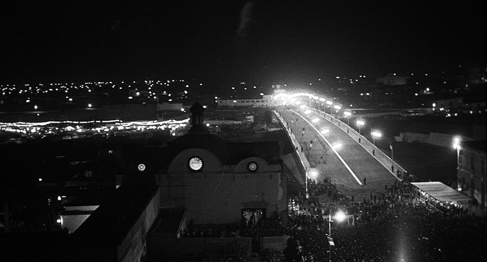Espectacular vista de la inauguración nocturna del Puente Santa Rosa, construido en concreto armado y dotado de una iluminación con luz blanca mercurial. (Foto: GEC Archivo Histórico)