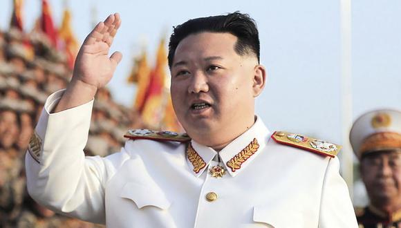 El líder norcoreano Kim Jong-un reconoce a los oficiales y soldados que participaron en la celebración del 90 aniversario de la fundación del Ejército Popular Revolucionario de Corea, en Corea del Norte.