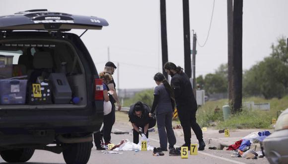 El personal de emergencia responde a un atropello fatal en Brownsville, Texas, el domingo 7 de mayo de 2023. (Foto AP/Michael González).