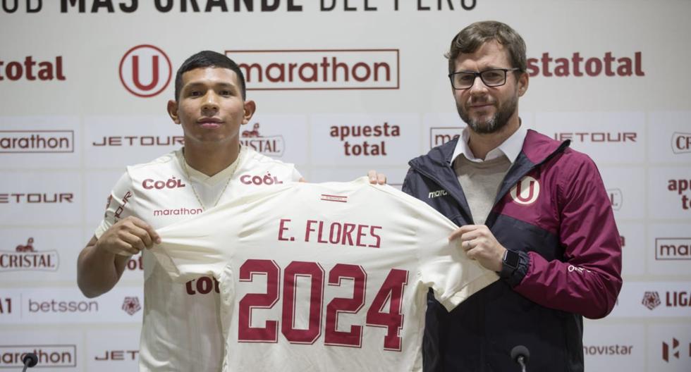 Edison Flores firmó por Universitario hasta diciembre de 2024. En la foto posa junto a Manuel Barreto, gerente deportivo del club. (Foto: Andrés Paredes / @photo.gec)