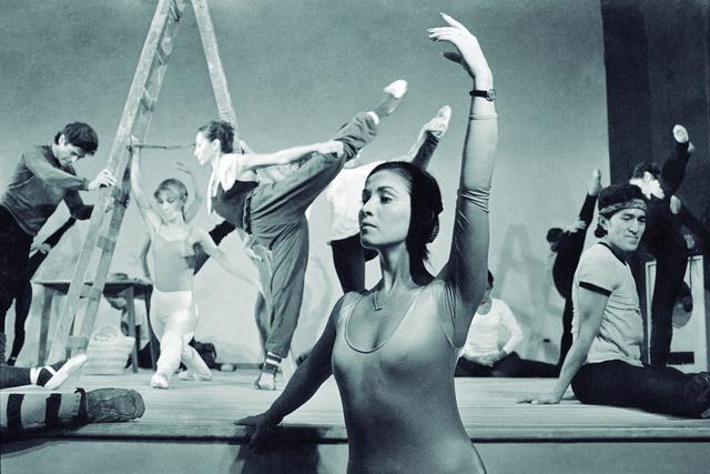 Clase del Ballet Nacional. Teatro La Cabaña, 1982. Foto: Guillermo Fowks.