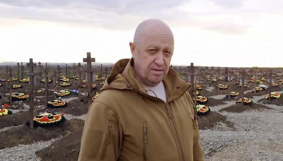 Yevgeny Prigozhin en un cementerio de combatientes caídos del PMC Wagner en el asentamiento de Goryachiy Klyuch en la región de Krasnodar, en el sur de Rusia, el 6 de abril de 2023. (Foto de Handout / TELEGRAM/ @concordgroup_official / AFP)