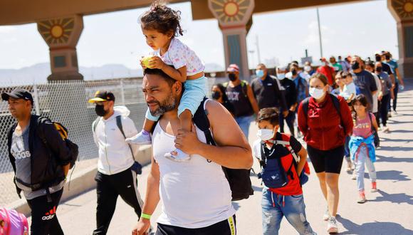 Migrantes tras ser detenidos en El Paso, Texas, el 12 de septiembre. (REUTERS)