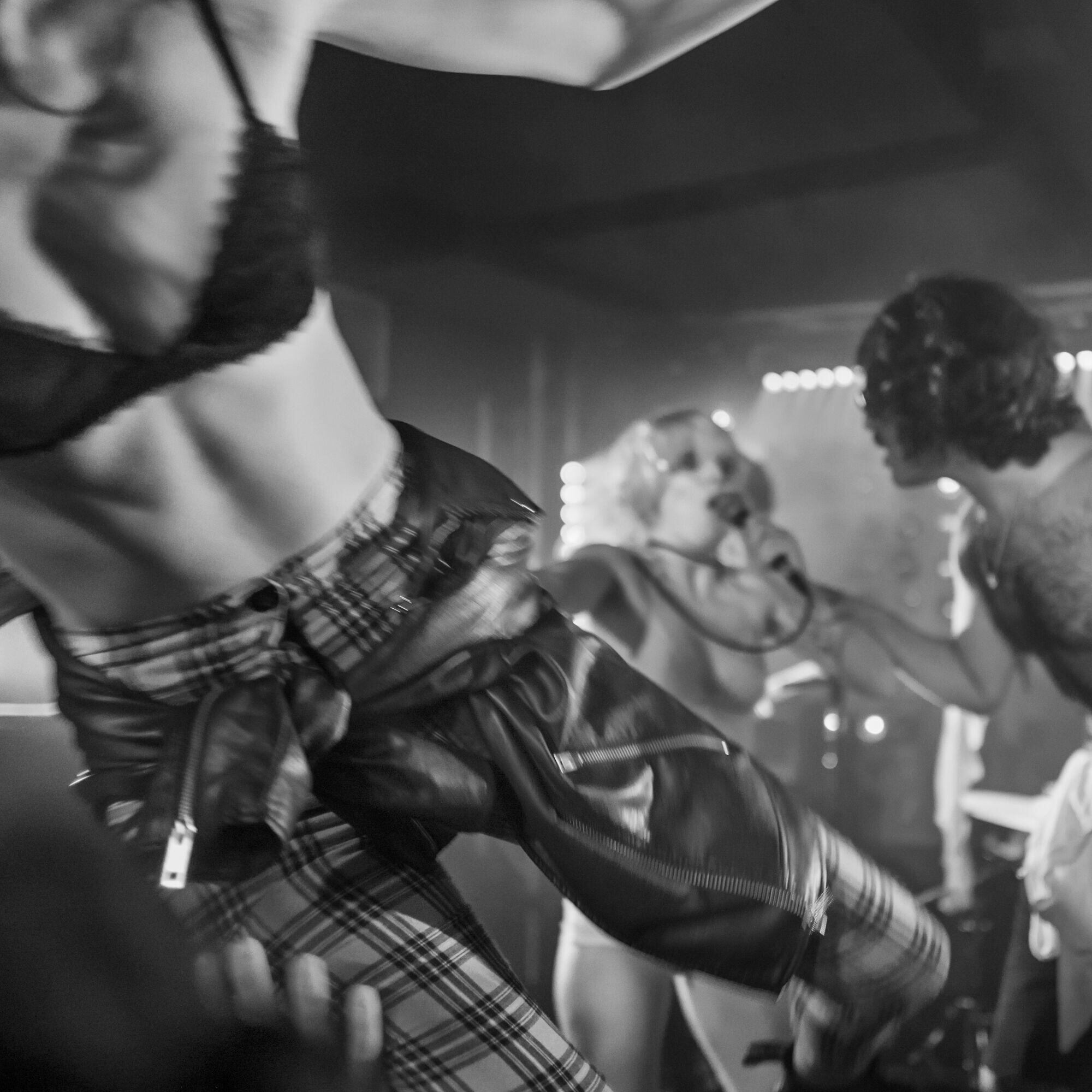 El ‘stage diving’ ocurre cuando la banda permite que los bailarines se suban al escenario y se lancen en picado al océano de brazos que los amortigua y, eventualmente, los hace resbalar. (Foto: José Antonio Rosas)