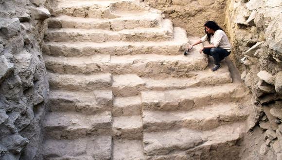 Científicos peruanos han encontrado una estructura escalonada que exhibe 11 peldaños en forma de pirámide truncada, construida con adobe y tierra por los antiguos hombres de Sechín.  (Difusión Proyecto Arqueológico Sechín )