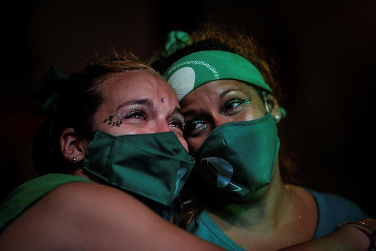 Cientos de miles de personas festejan la despenalización del Aborto después de que se aprobase en el Senado este miércoles en Buenos Aires, Argentina. (EFE/ Juan Ignacio Roncoroni).