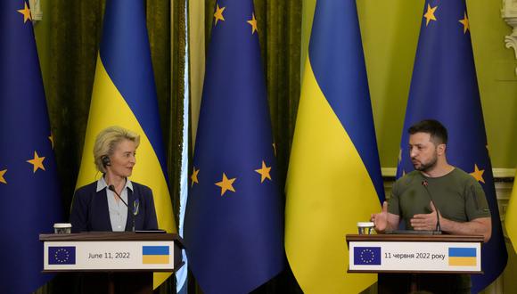 La presidenta de la Comisión Europea, Ursula von der Leyen, junto al presidente de Ucrania, Volodymyr Zelenskyy. AP