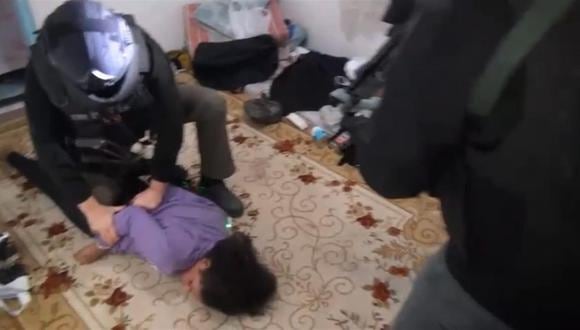 Una imagen de video proporcionado por el Departamento de Policía de Estambul muestra a una mujer sospechosa siendo detenida por la explosión mortal en la calle Istiklal. (EFE).