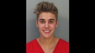 Justin Bieber posa sonriente para su ficha policial