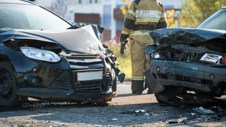 Anciana intentó estacionar y terminó chocando brutalmente contra tres vehículos y un poste de luz