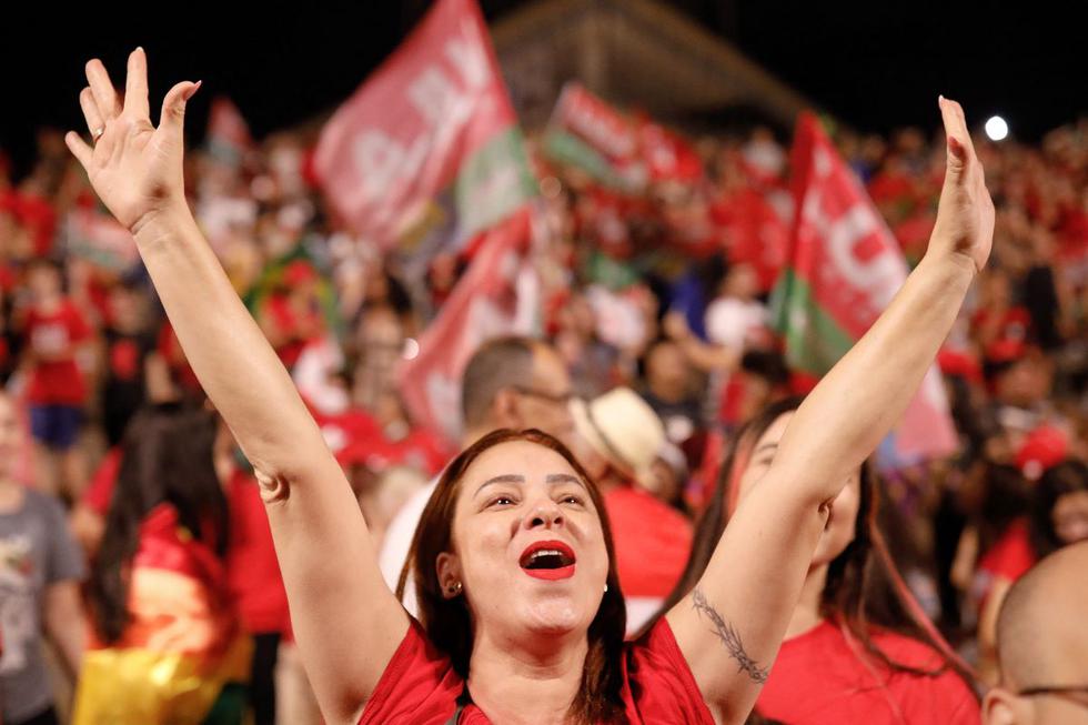 Una partidaria del presidente electo por el izquierdista Partido de los Trabajadores (PT), Luiz Inácio Lula da Silva, celebra después de su victoria en las elecciones en Brasil. (Sergio Lima / AFP).