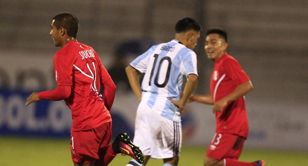 Perú vs Argentina se enfrentan en el Olímpico de Ibarra por el Sudamericano Sub 20. (Foto: EFE)