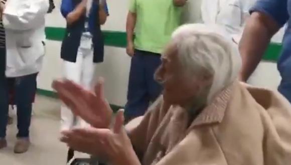 La mujer fue dada de alta el viernes. En imágenes difundidas por el IMSS se le observa aplaudiéndole a los médicos mientras abandonaba el hospital en silla de ruedas. (Foto: Captura de video/Twitter).
