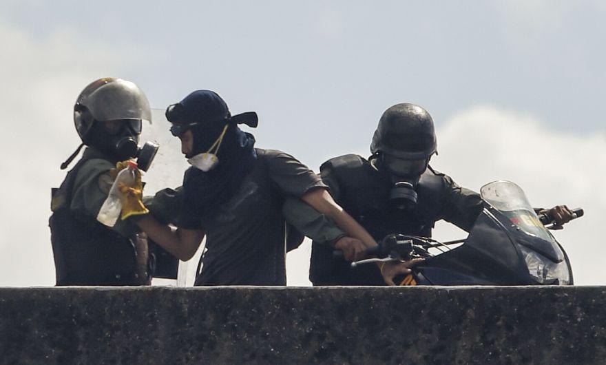 El Gobierno de Venezuela y la oposición se responsabilizan mutuamente por los hechos de violencia durante las protestas. (Foto: AFP)