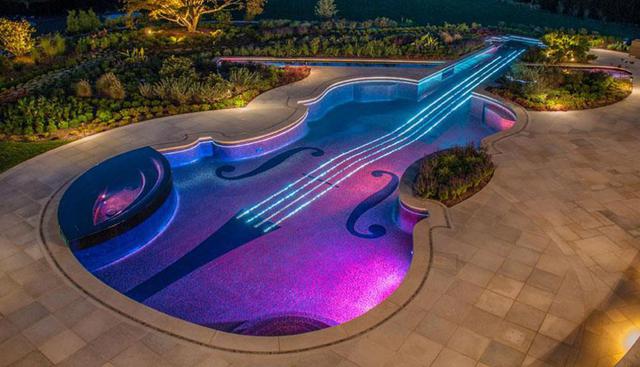 Esta piscina tiene forma de un violín. Los azulejos fueron colocados siguiendo los colores originales del instrumento musical y se instalaron luces para que formen las cuerdas. (Foto: Facebook Cipriano Landscape Design)