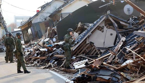 El personal militar busca personas desaparecidas en casas colapsadas después de un terremoto en Wajima, prefectura de Ishikawa, Japón, 06 de enero de 2024. (Foto de EFE/EPA/JIJI PRESS JAPAN)