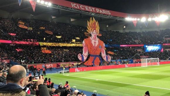 Los fanáticos del París Saint Germain motivaron a sus jugadores con la figura del famoso anime japonés Gokú como se ve en el video de YouTube. (Foto: internet)
