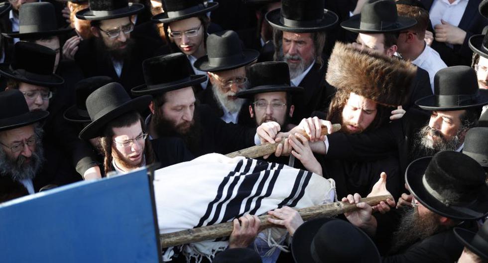 Dolientes ultraortodoxos israelíes asisten al funeral de Shmual Tzvi Klagsbald, que murió en una estampida durante el evento de las hogueras de Lag Baomer en el Monte Merón. (Foto: EFE/EPA/ATEF SAFADI)