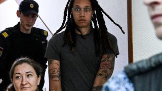 Estrella del baloncesto Brittney Griner pide ayuda a Biden desde prisión en Rusia: “Estoy aterrada de estar aquí para siempre”