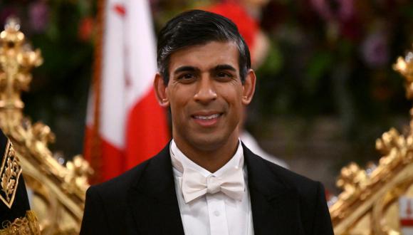 El primer ministro de Gran Bretaña, Rishi Sunak, posa para una fotografía antes del banquete del alcalde en Guildhall, en el centro de Londres, el 28 de noviembre de 2022. (Foto de Daniel LEAL / AFP)