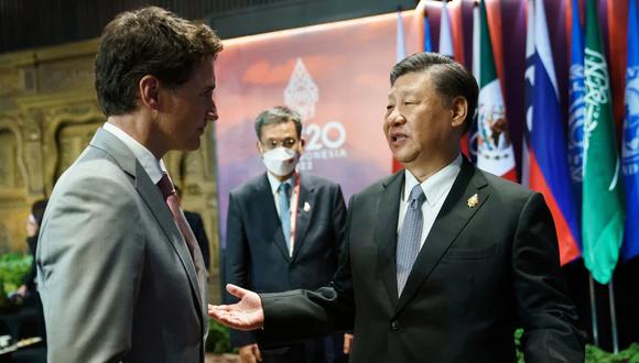 El primer ministro de Canadá, Justin Trudeau, habla con el presidente de China, Xi Jinping, en la Cumbre de Líderes del G20 en Bali, Indonesia, el 16 de noviembre de 2022. (Adam Scotti/Oficina del primer ministro/Folleto vía REUTERS).