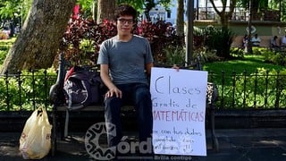 Este joven ofrecía clases gratis de matemáticas en la calle y la vida lo premia de esta manera
