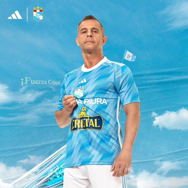 Julinho formó parte de la presentación de la camiseta de Sporting Cristal.
