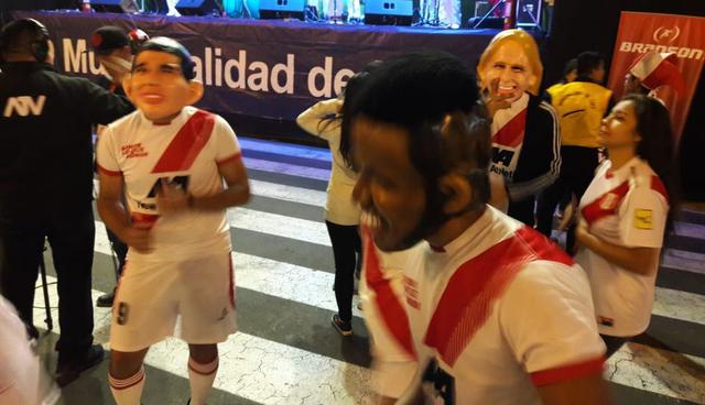 Hinchas llevaron vuvuzelas y trompetas para alentar al equipo que comanda Ricardo Gareca. En algunas partes de la Plaza de Armas se vio a familias enteras mirando el cotejo. (Yasmín Rosas/El Comercio)