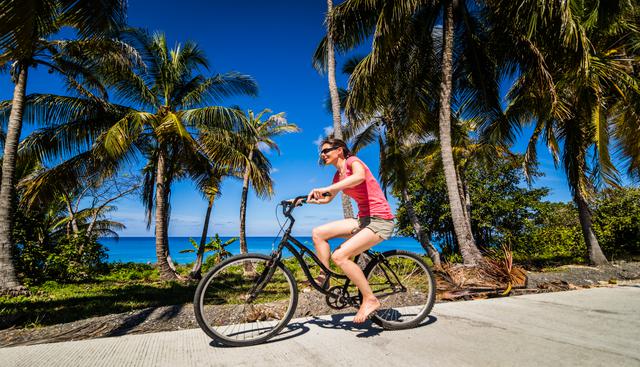 Alquila una bicicleta para conocer la isla desde US$5. Lleva agua, sombrero y bloqueador solar. (Foto: Shutterstock).