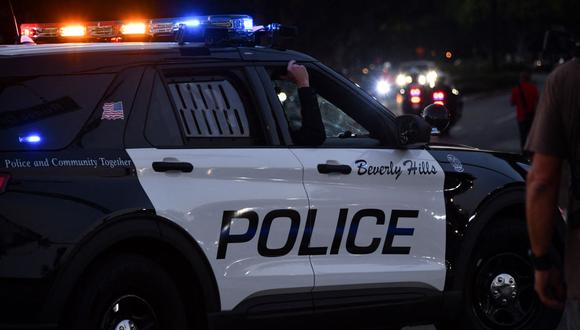 Oficiales de policía de Beverly Hills, California, patrullan en su automóvil el 1 de noviembre de 2020. (Foto referencial, Chris DELMAS / AFP).