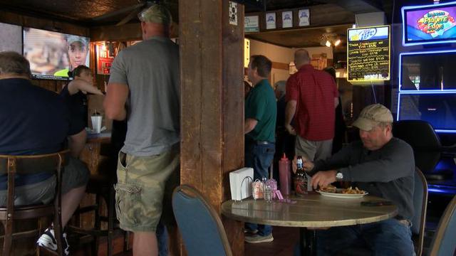 Un bar en la ciudad americana se convirtió en viral en Facebook luego de abrir a pesar del confinamiento por Covid-19. (Foto: WGEM)